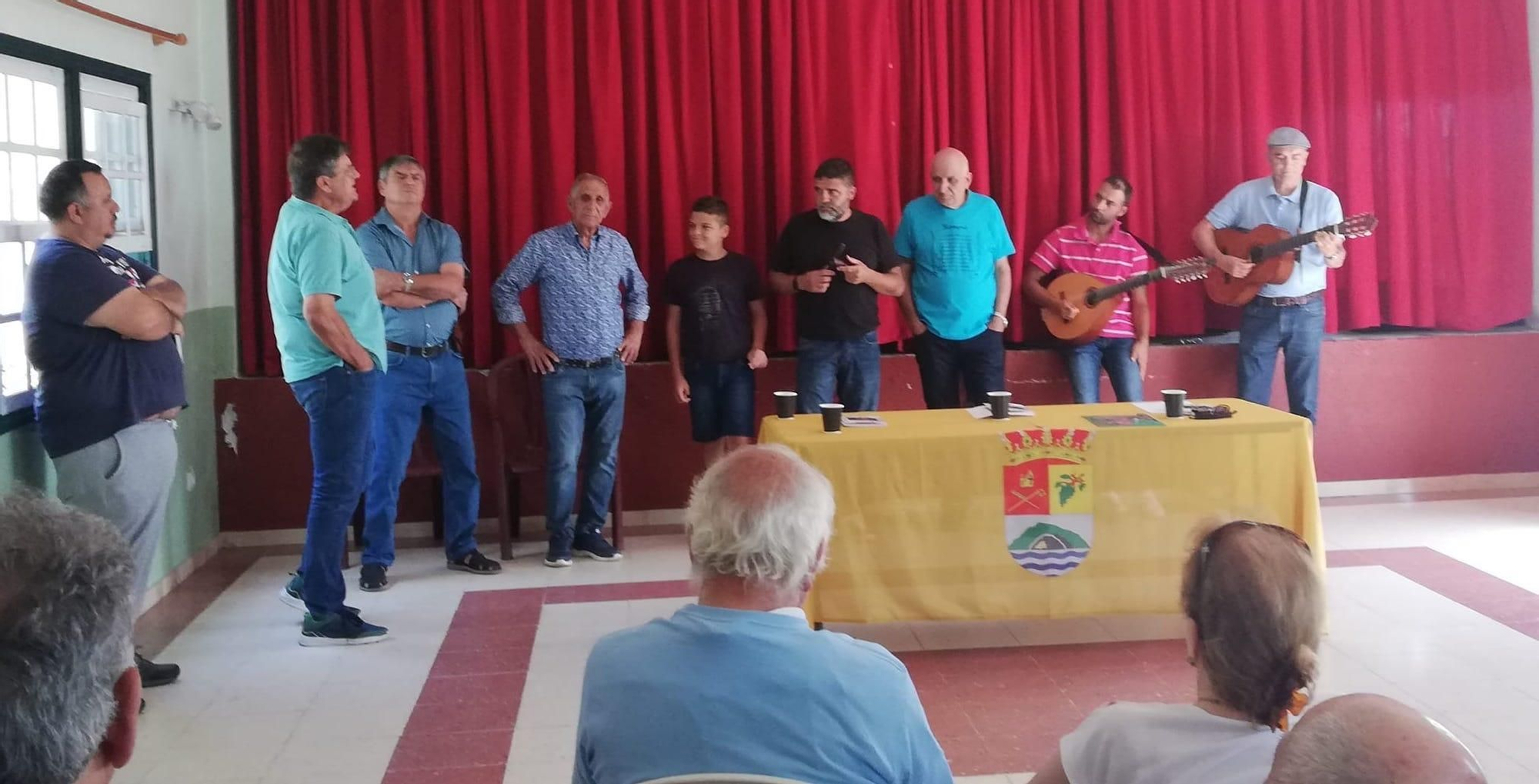 Intervención de los verseadores, de izquierda a derecha, Ricardo Villegas, Jose Antonio Guerra, Bernardino Expósito, José Bienes 'Joseíto, Víctor Hernández, Rodolfo Hernández, Justo Pérez, Angel Marino Pérez (laúd) y José Luis Martín Teixé (guitarra).