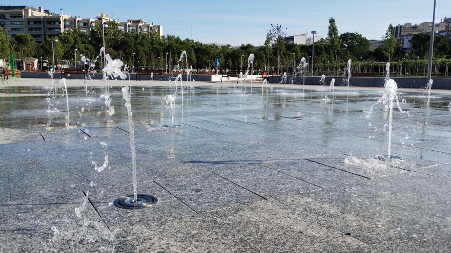 Otra vista del campo de surtidores en el Parque Santander