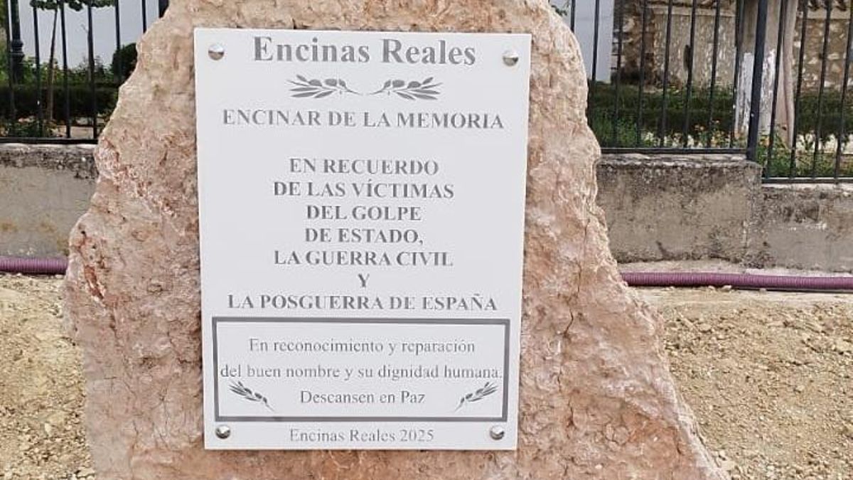 El Ayuntamiento de Encinas Reales modifica la placa en el monolito a los represaliados tras la denuncia en Fiscalía