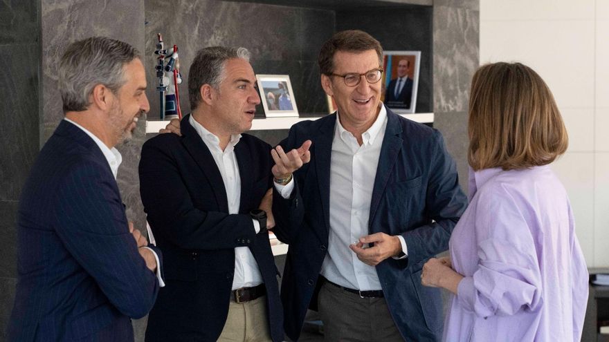 El presidente del PP, Alberto Núñez Feijóo, conversa con la secretaria general, Cuca Gamarra (de espaldas), el coordinador general, Elías Bendodo (a su derecha) y el vicecoordinador de Economía, Juan Bravo.