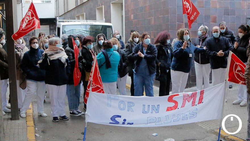 La Policía protege la salida de camiones de la basura del Reina Sofía ante la huelga de limpiadoras
