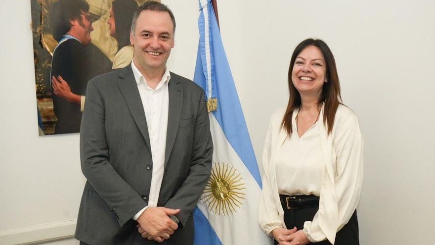 El Gobierno pone a Manuel Adorni a recorrer ministerios para intentar calmar la interna