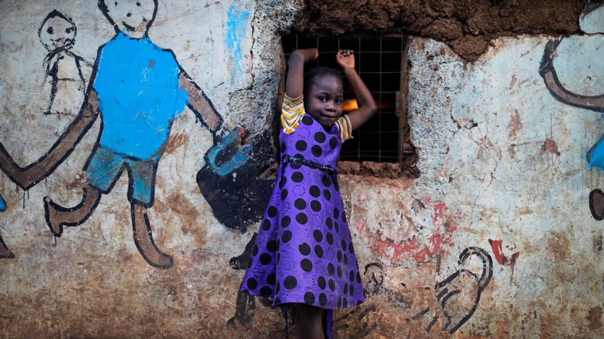 Una niña juega en un orfanato para niños contagiados con VIH, en Kenia.