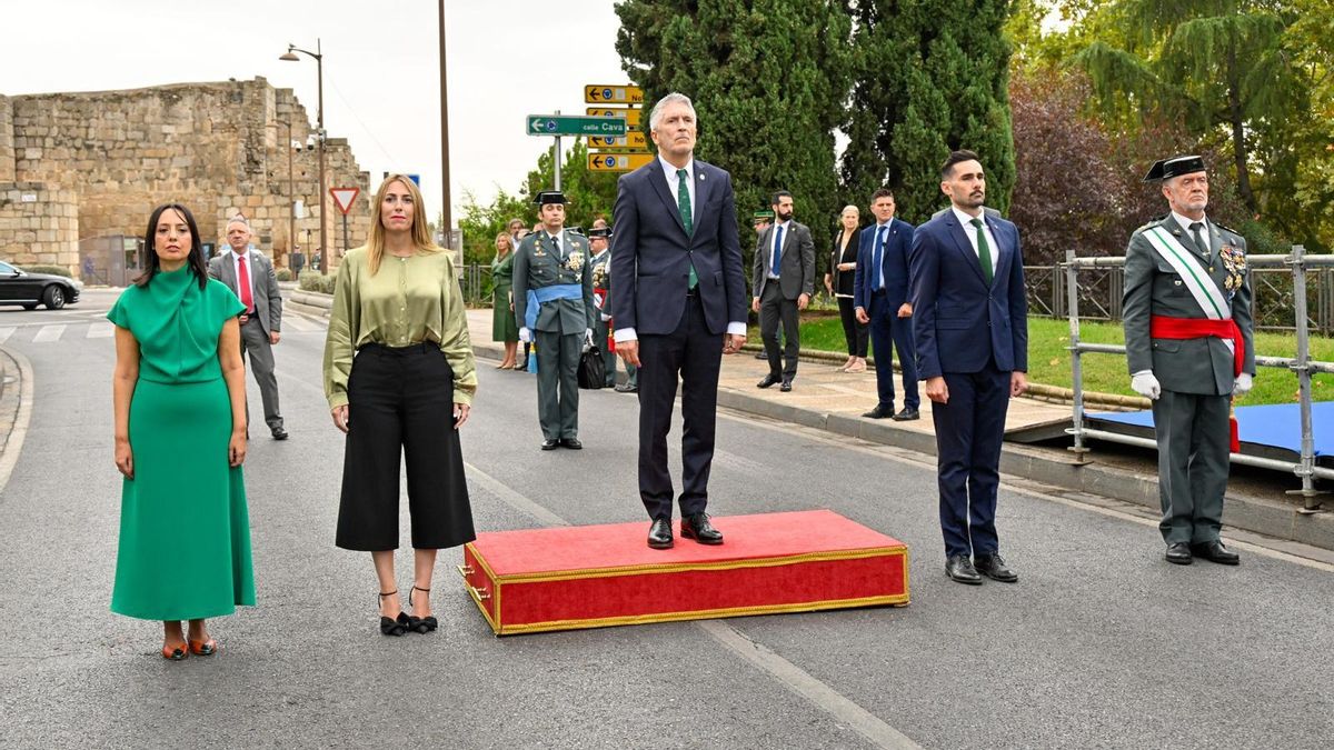 Autoridades presentes en este cierre de los actos de la Guardia Civil en Mérida, con el ministro del Interior en el centro y a su derecha la presidenta de la Junta, María Guardiola.