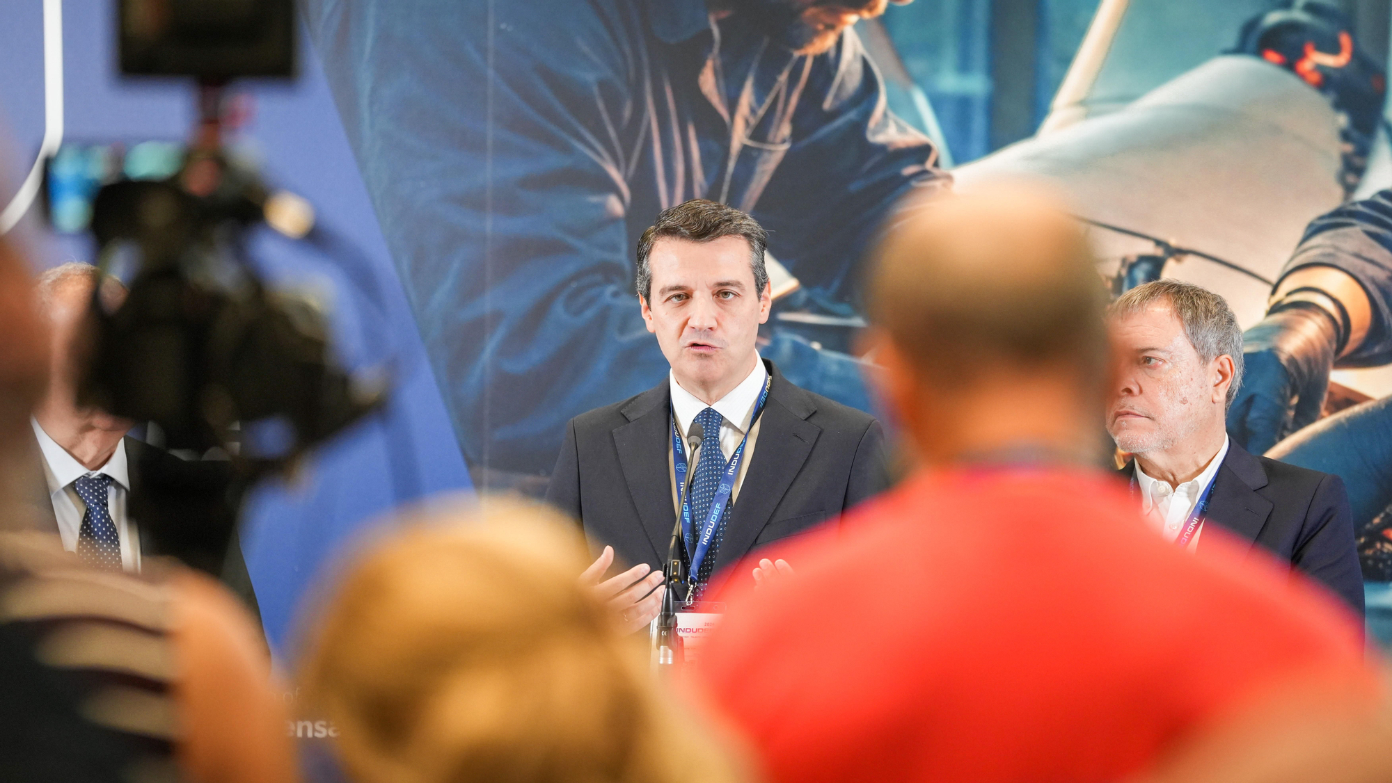 El ministro de Industria y Turismo, Jordi Hereu, y el alcalde de Córdoba, José María Bellido, durante la apertura del Foro Internacional de Defensa Indudef