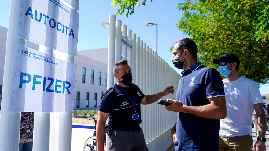 Un policía controla la entrada de varias personas a las afueras del Hospital público de emergencias Enfermera Isabel Zendal, a 28 de junio de 2021, en Madrid, (España).