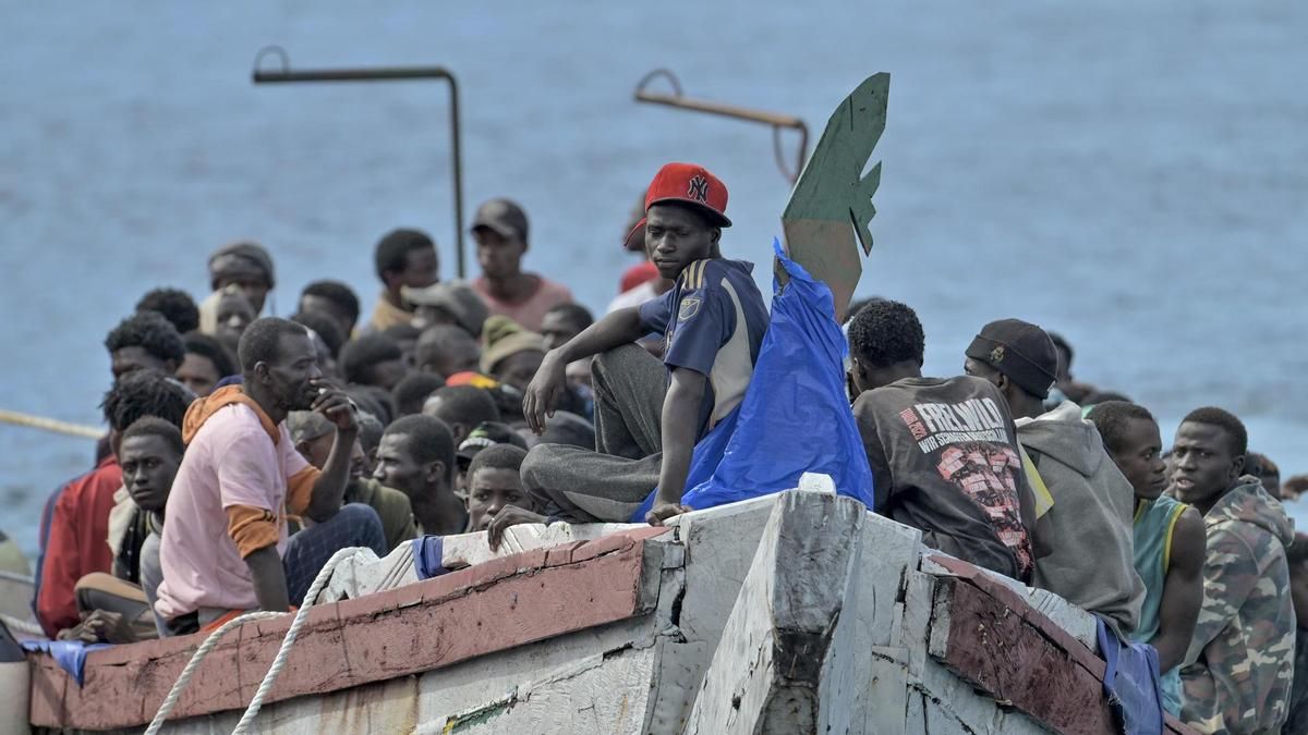 Llega a El Hierro por sus propios medios un cayuco con 125 personas, cinco menores