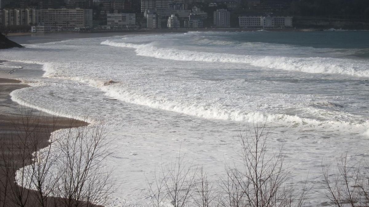 Las olas superan los siete metros en la costa cántabra