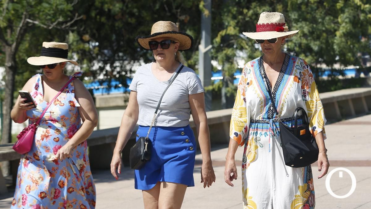 Turistas intentan combatir el calor
