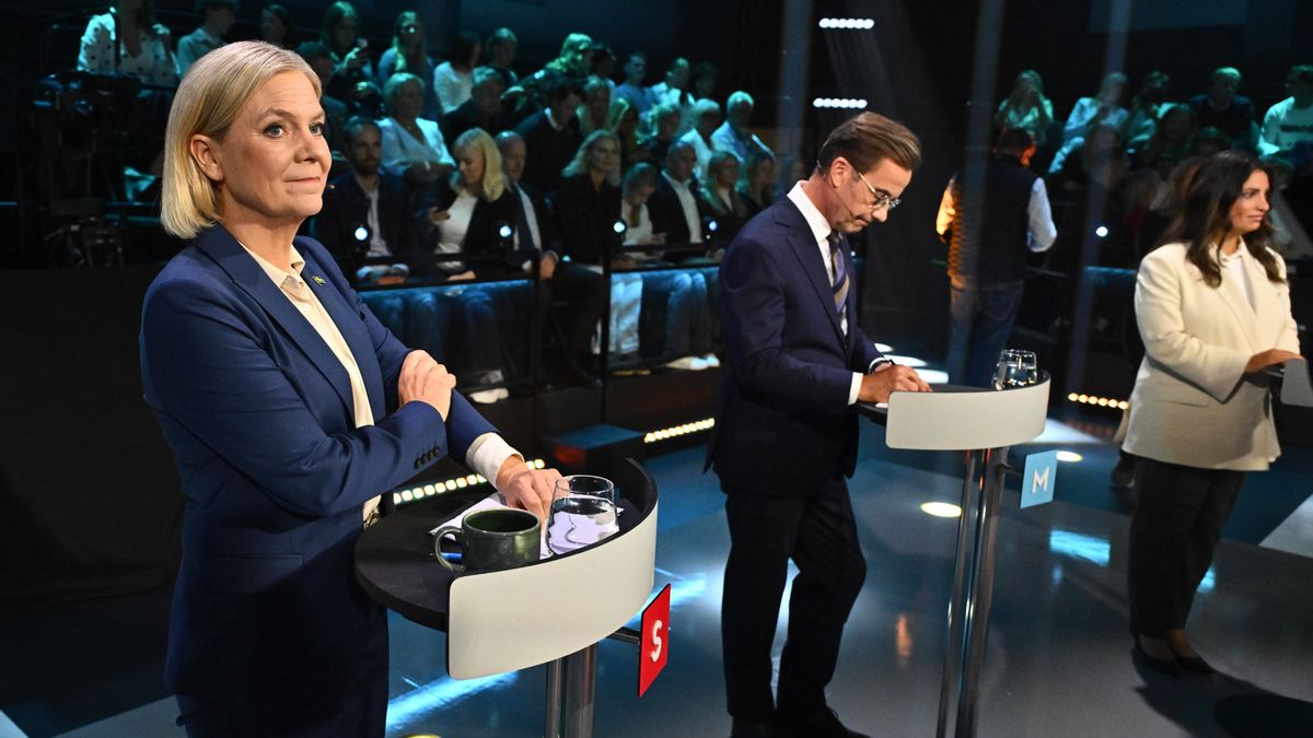 La líder del Partido Socialdemócrata, Magdalena Andersson, y el líder del Partido Moderado, Ulf Kristersson, antes de un debate electoral.