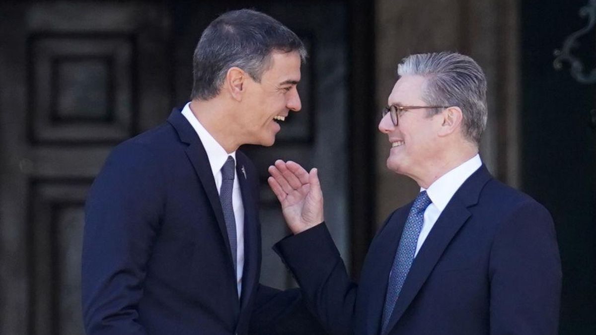 Pedro Sánchez y el primer ministro británico, Keir Starmer, se saludan antes de la cumbre europea en Woodstock, Inglaterra, el 18 de julio de 2024.