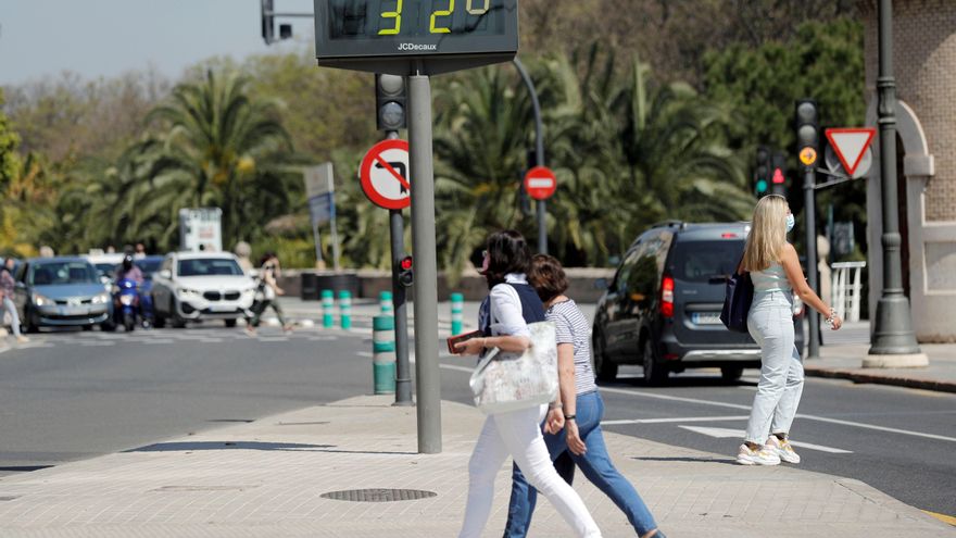 El Ayuntamiento de València alerta de la llegada de "noches tropicales" y Compromís propone la creación de refugios climáticos para personas vulnerables
