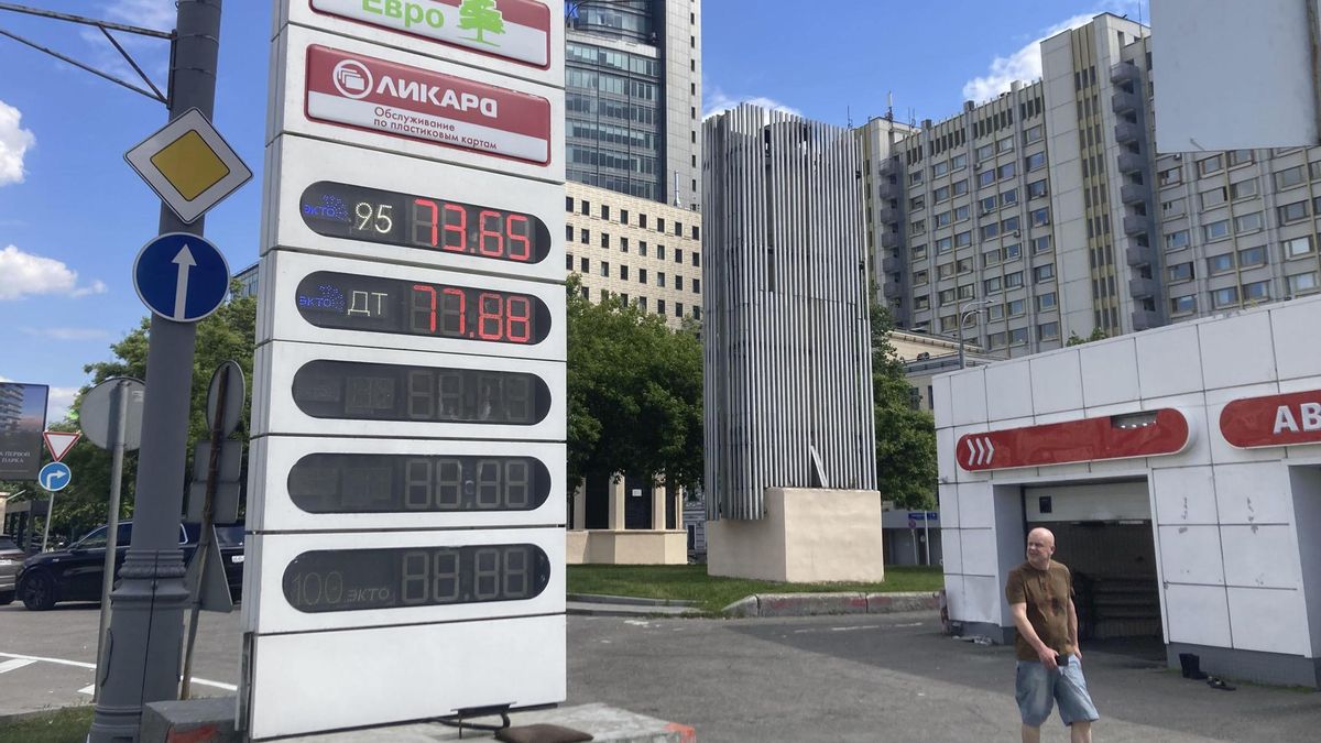Gasolinera de Lukoil en Moscú. Las restricciones a la venta de gasolina y diésel llegaron este miércoles a las gasolineras de la capital rusa ante los constantes ataques ucranianos contra la infraestructura petrolera.