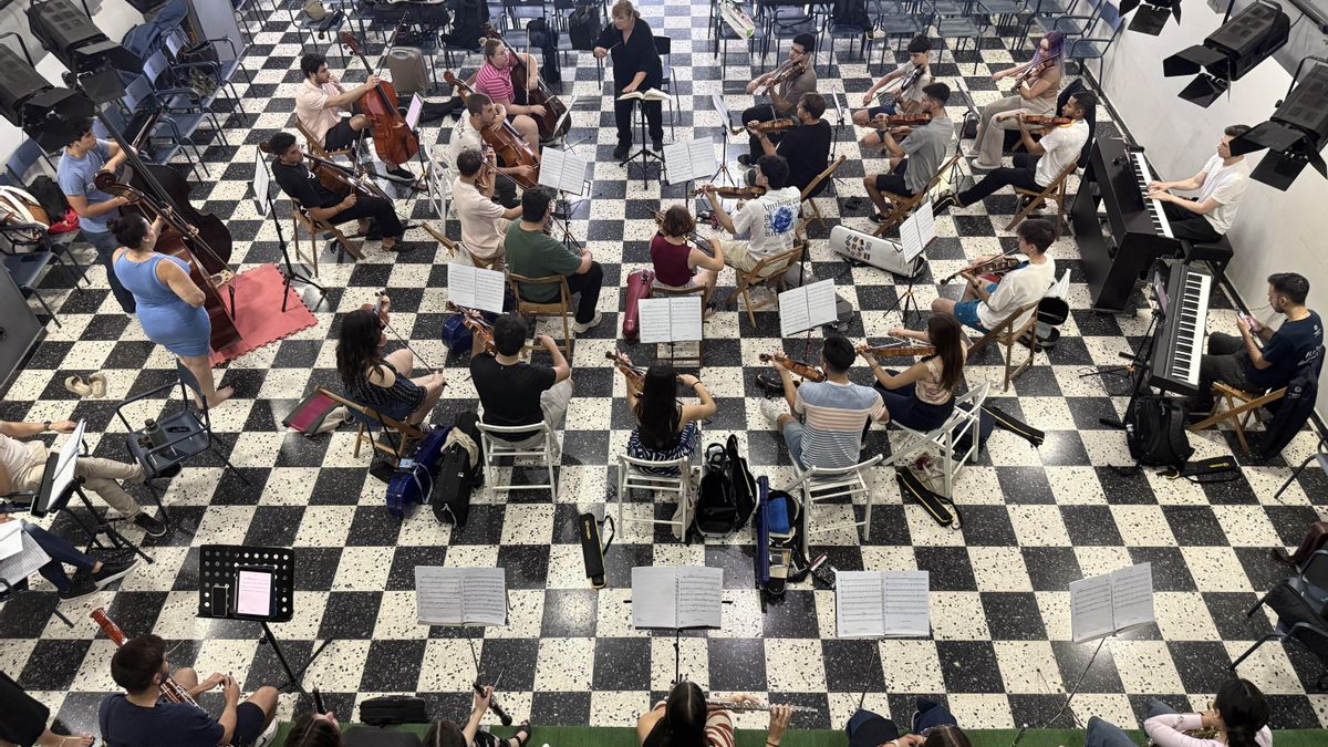 Acompañando estará la Orquesta Sinfónica Juvenil del Atlántico, reforzada en esta ocasión con músicos invitados de la Orquesta Juvenil Nacional del SODRE de Uruguay.