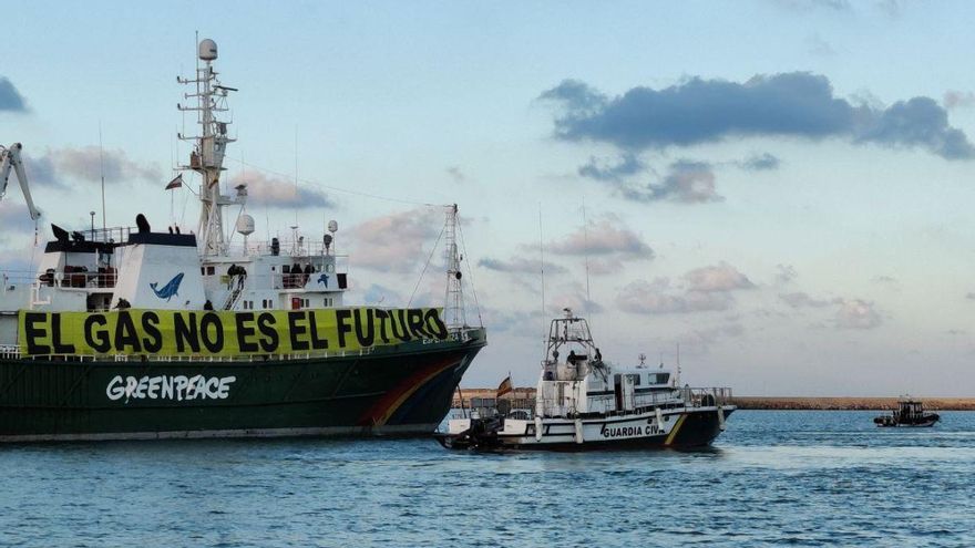 La Guardia Civil aborda el barco de Greenpeace que impedía la entrada de un barco con gas natural en el puerto de Sagunto