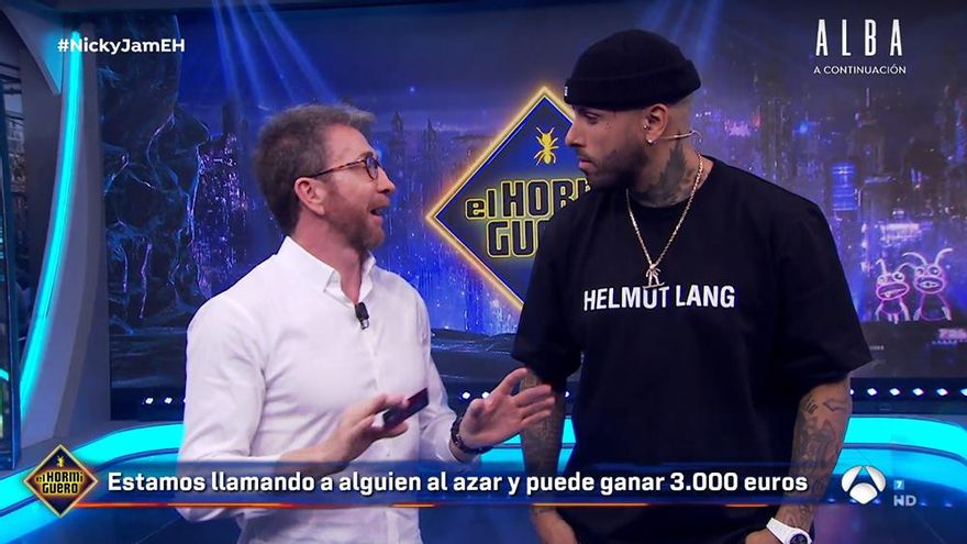 'El Hormiguero' se enfrentó a su llamada imposible: en la cama, "a cagar", y petición de certificado
