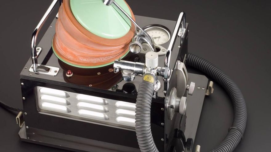 Ventilador portátil (1955). Destinada a pacientes de hospital cuyos pulmones estaban paralizados, esta máquina se introdujo a raíz de la epidemia de polio de 1952 en Copenhague, Dinamarca. 