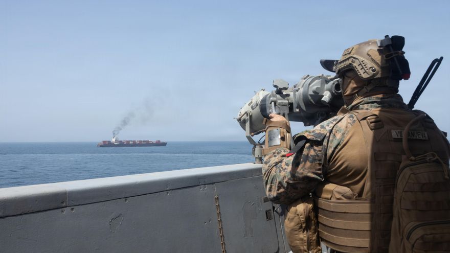 Fuerzas de EEUU patrullan por el Mar Arábigo cerca de un barco iraní el 20 de abril.