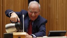 Alfonso Guerra se sirve agua en la presentación de su libro en el Congreso.