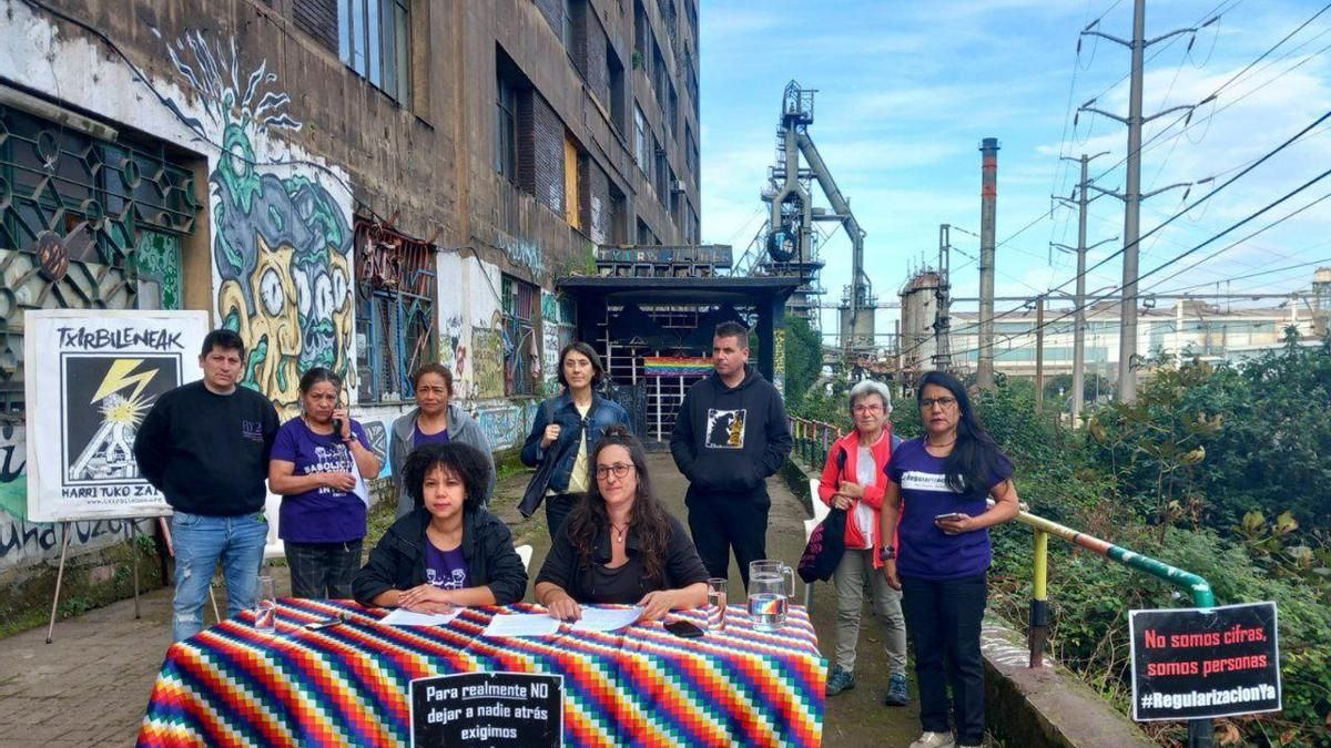Entre la "esclavitud" de ser interna y la amenaza de desalojo: una mañana con las migrantes del centro cultural de Sestao