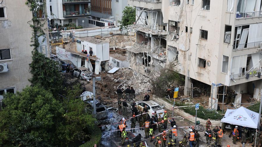 La policía israelí y los equipos de emergencia trabajan en el lugar de un ataque con misiles que el Gobierno de Netanyahu atribuye a Irán en una zona residencial de Tel Aviv, Israel, este martes 24 de marzo de 2026. EFE/EPA/ABIR SULTAN