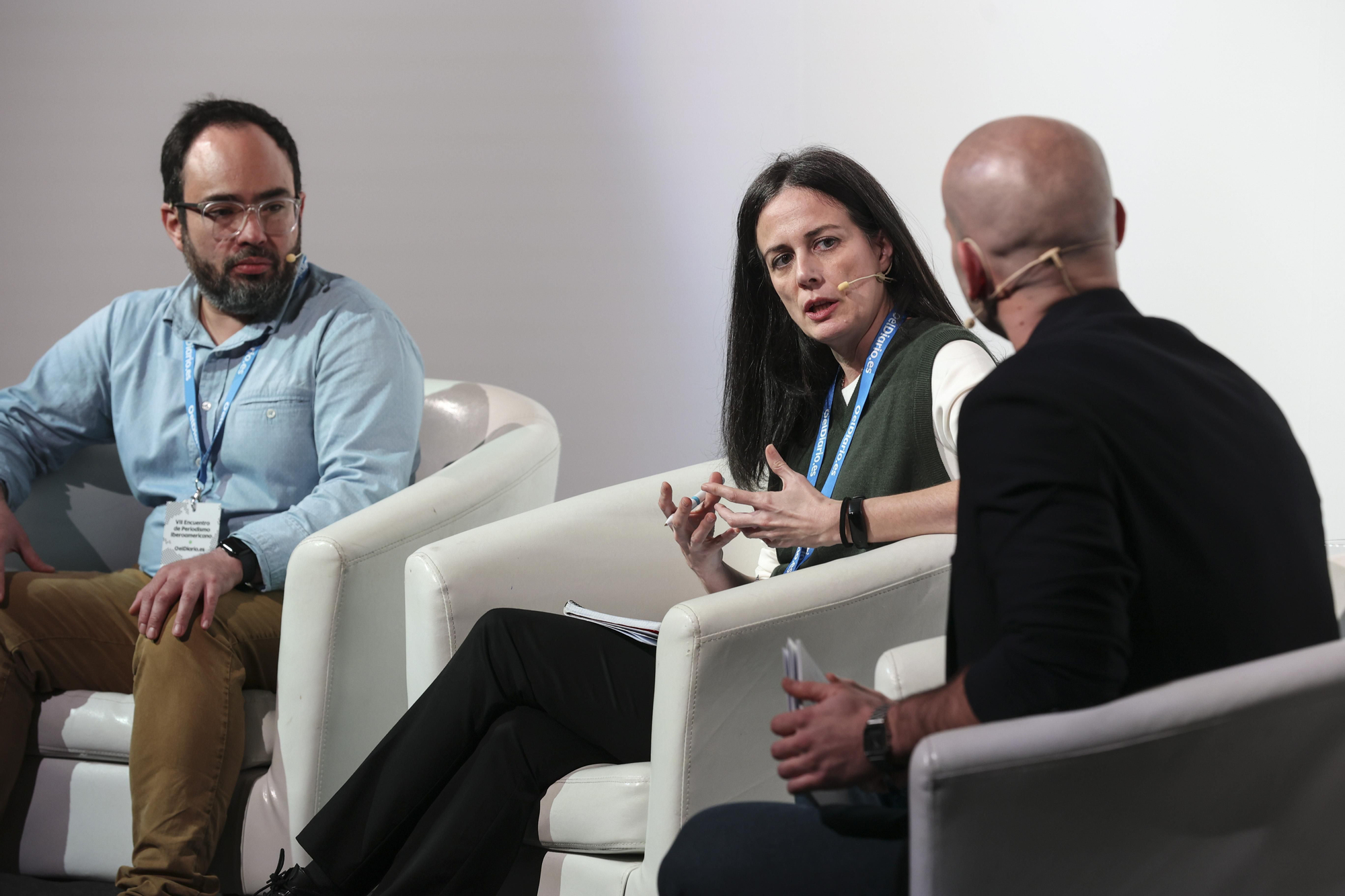 Mesa 1: "La mano invisible de las Big Tech", con José Luis Peñarredonda, subdirector de El CLIP (Centro Latinoamericano de Investigación Periodística); Delia Rodríguez, periodista y especialista en cultura digital; y Carlos del Castillo, periodista de elDiario.es