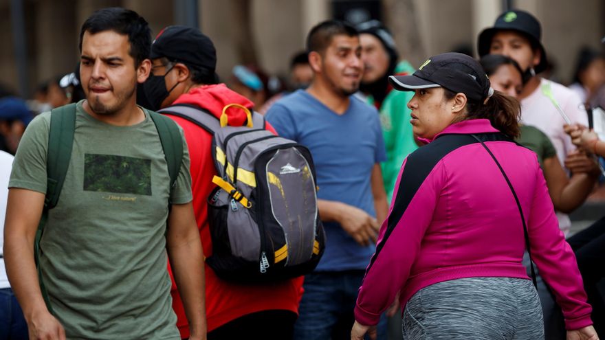 Personas caminan con mínimas medidas de protección ante la covid-19, el 29 de mayo de 2021 en Ciudad de México (México). EFE/José Méndez