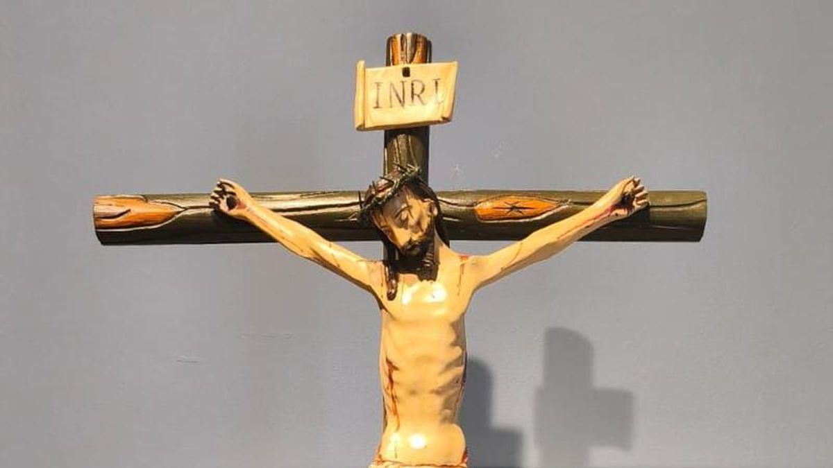 Donan una talla anónima y gótica de Cristo de 500 años de antigüedad al pueblo de Villa del Río