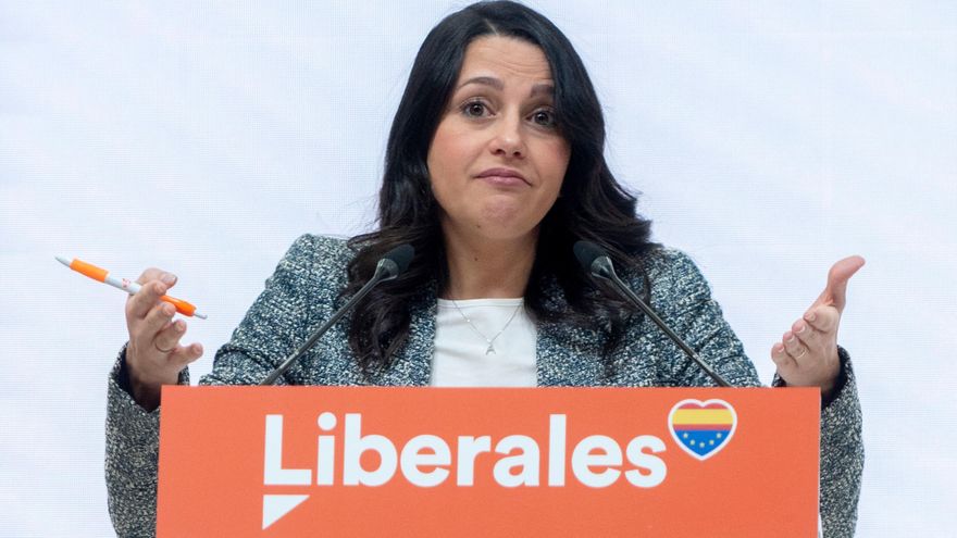 Inés Arrimadas encaja la noticia en la rueda de prensa del lunes.