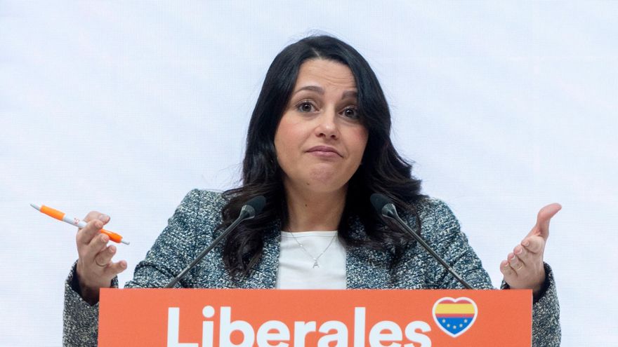 Inés Arrimadas encaja la noticia en la rueda de prensa del lunes.