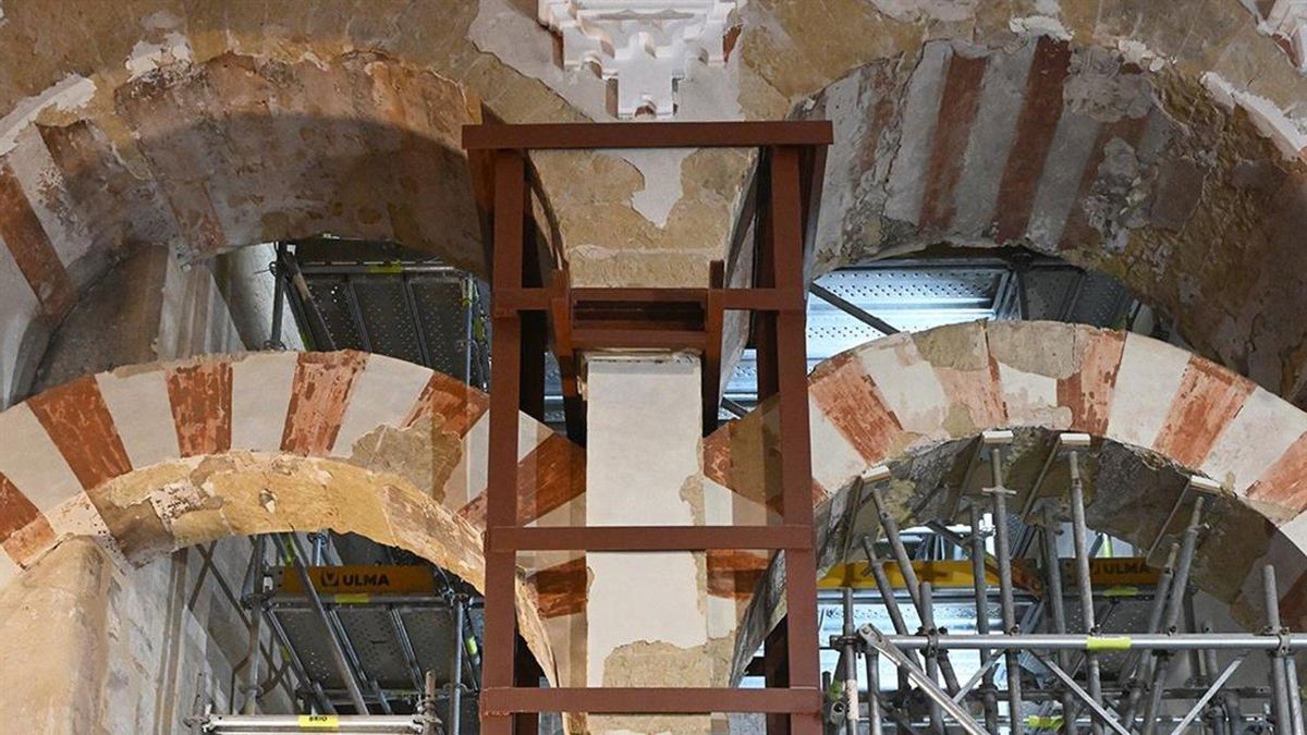 Sustituyen con éxito la columna dañada en el incendio de la Mezquita de Córdoba