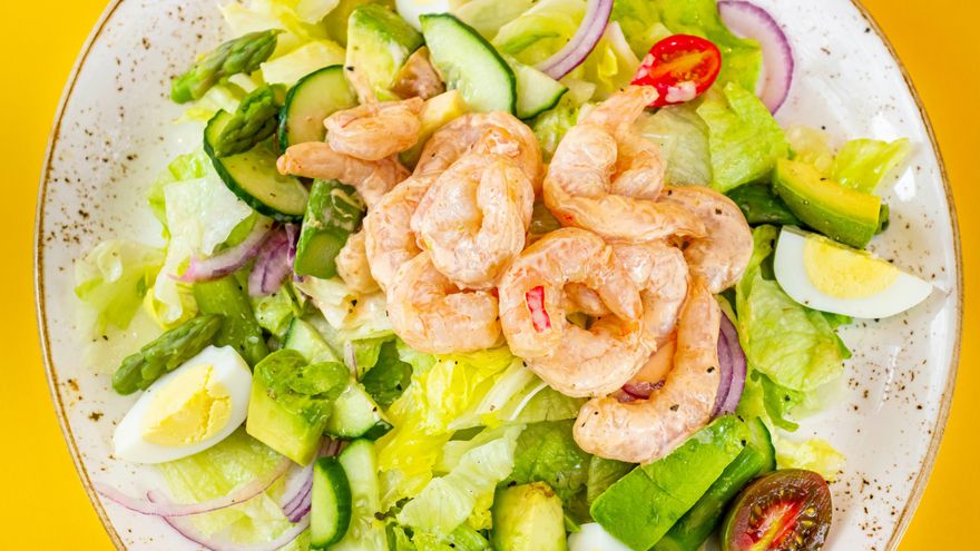 El combo perfecto de Navidad es a base de aguacate y langostinos: tres platos poco clásicos que puedes preparar con ellos