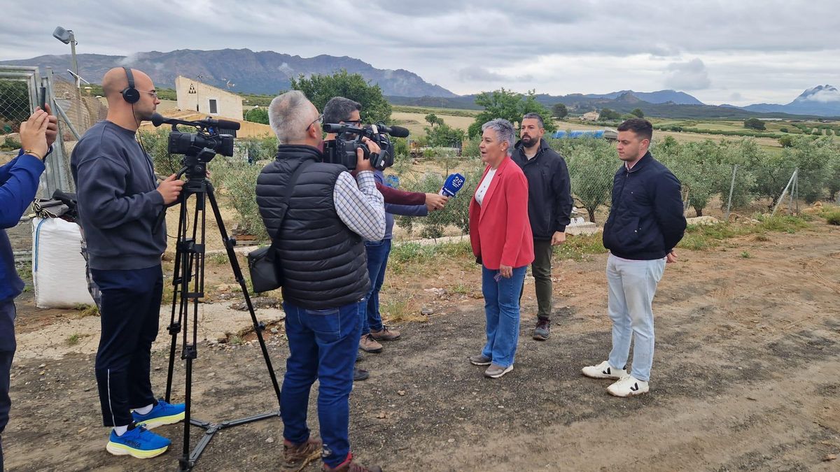 La alcaldesa de Calasparra y miembros del equipo de gobierno en el punto donde se produjo el vertido