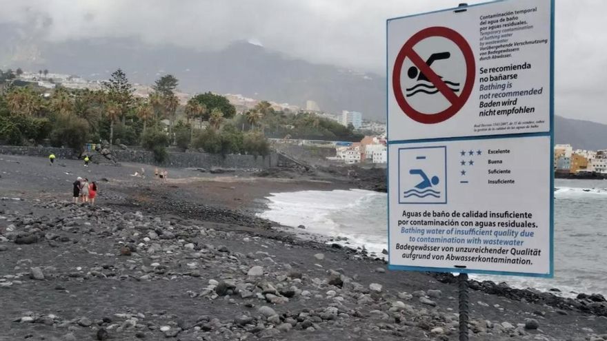 Investigados cinco cargos públicos por los vertidos de aguas fecales en una playa de Tenerife