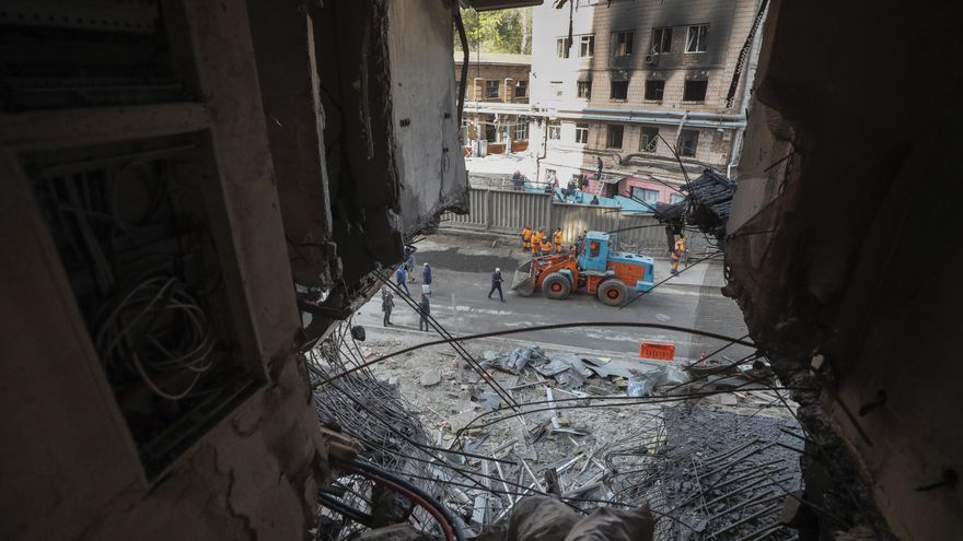 Bombardeos rusos matan a una persona y hieren a otras tres en Zaporiyia EFE/EPA/SERGEY DOLZHENKO