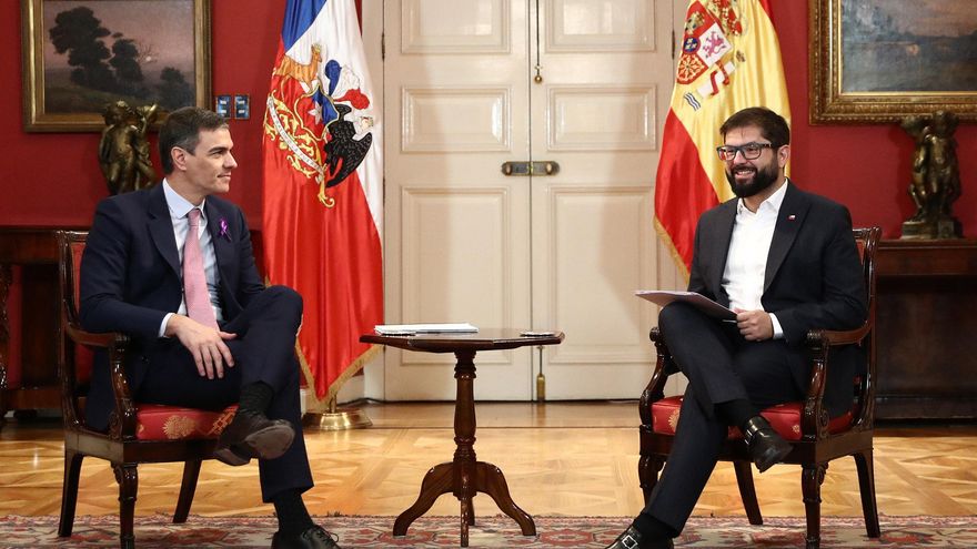 Archivo - El presidente del Gobierno, Pedro Sánchez (i), y el presidente de la República de Chile, Gabriel Boric.