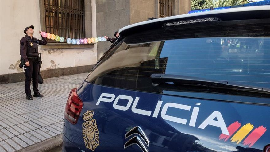 El Cuerpo Nacional de Policía ha entregado al niño varios regalos, entre los que figuraban un carné infantil de agente de la ley con su nombre y foto, varios juguetes y una gorra oficial.