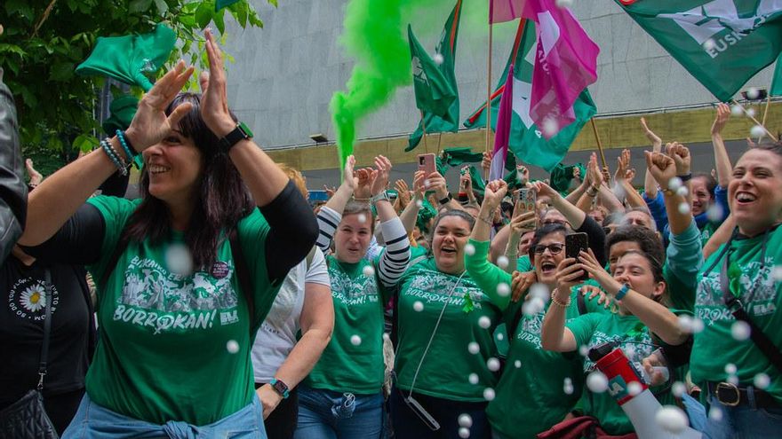Las trabajadoras de las residencias de Bizkaia consiguen una subida del 23% y ponen fin a dos años de conflicto