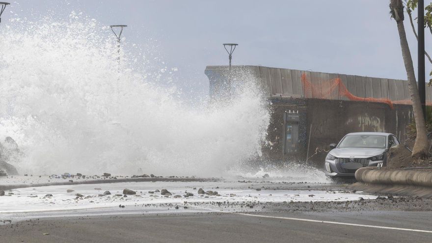 La borrasca Therese ha provocado un fuerte oleaje y destrozos en la costa de Arguineguín, en el sur de Gran Canaria.