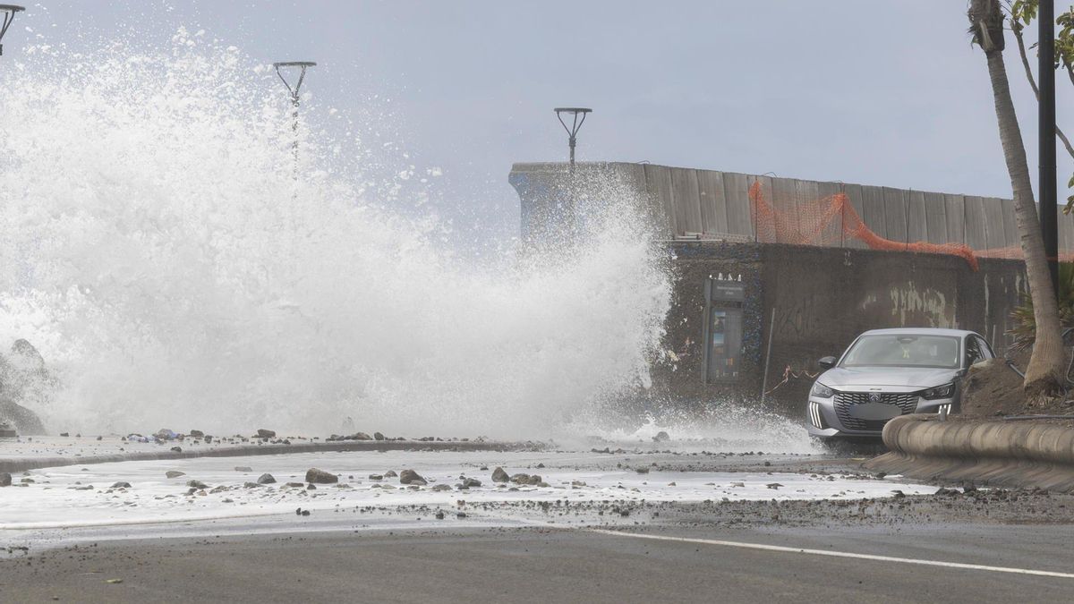 Desbordamientos en barrancos, rescates, desalojos y cortes de luz: los efectos de la borrasca Therese de las últimas horas en Canarias