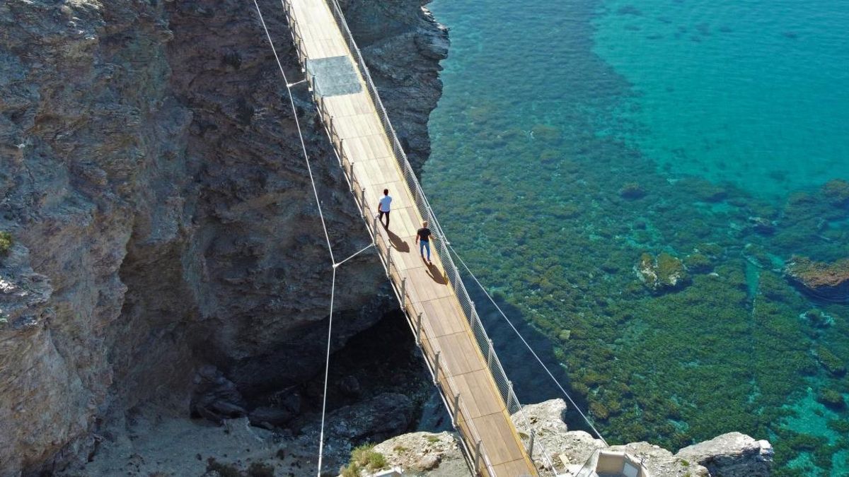 El elemento que más impacta es su zona central acristalada, diseñada para ofrecer una visión directa del vacío bajo los pies