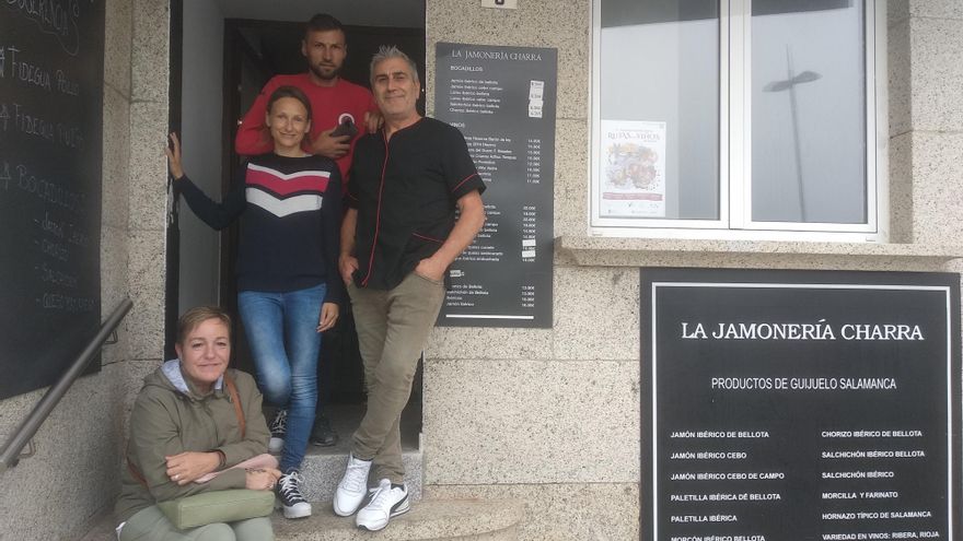 Los empleados de la Jamonería Charra, de izquierda a derecha: Leonor, Rocío, Costy y Carlos