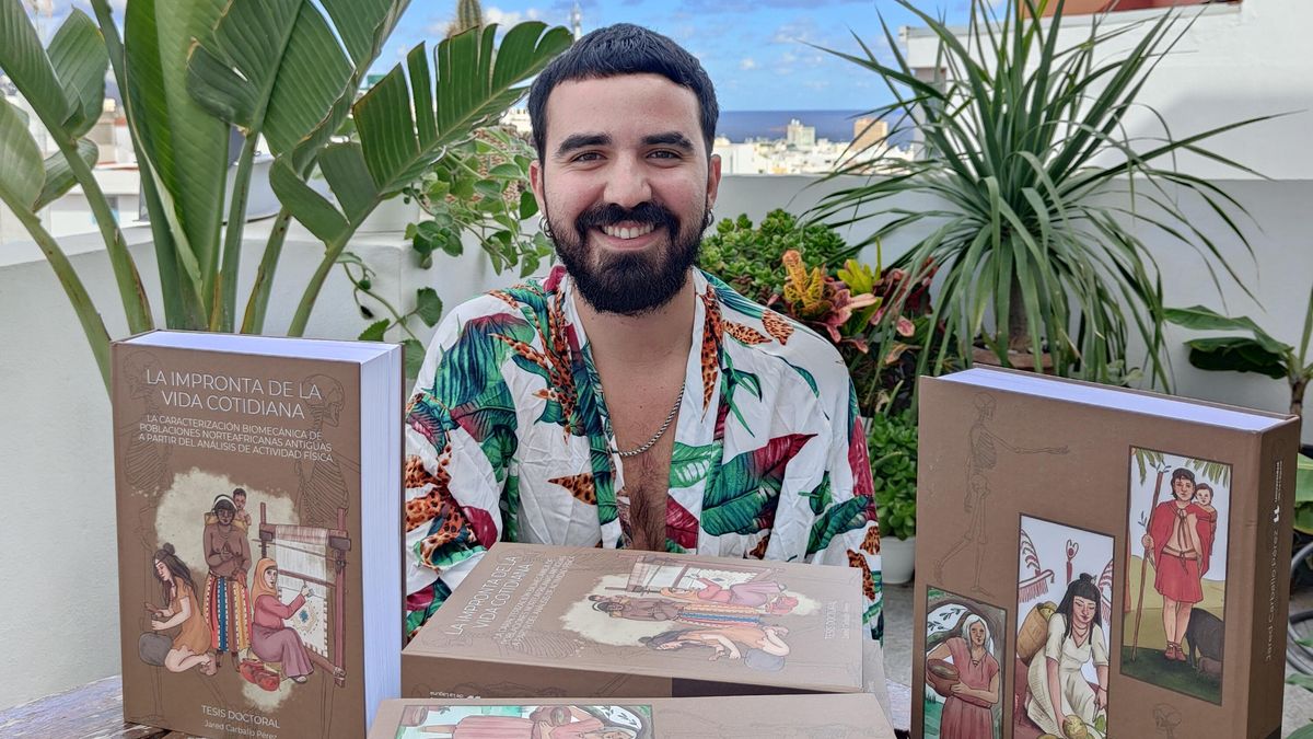 El investigador Jared Carballo Pérez posa junto a varios ejemplares de su tesis doctoral