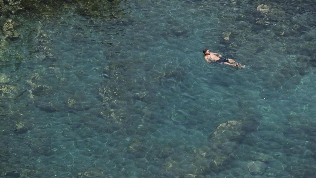 Un hombre se baña este martes en la costa del municipio tinerfeño de San Juan de la Rambla.