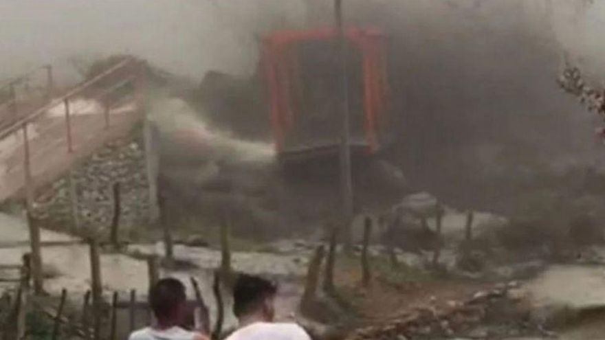 Así fue el momento en que un alud derrumbó un puente peatonal en Catamarca