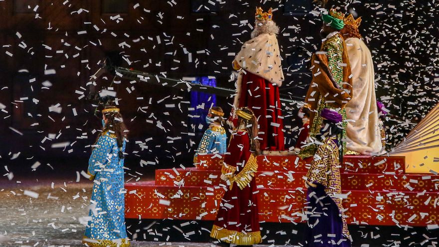 Llegada de los Reyes Magos junto a sus respectivos pajes al Centro Conde Duque en Madrid