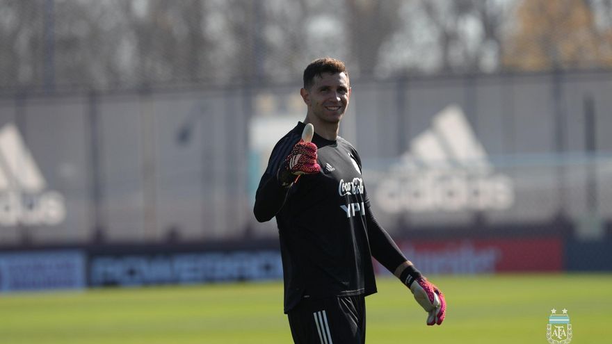 "Dibu" Martínez y Buendía regresaron a Europa tras el escándalo en Brasil