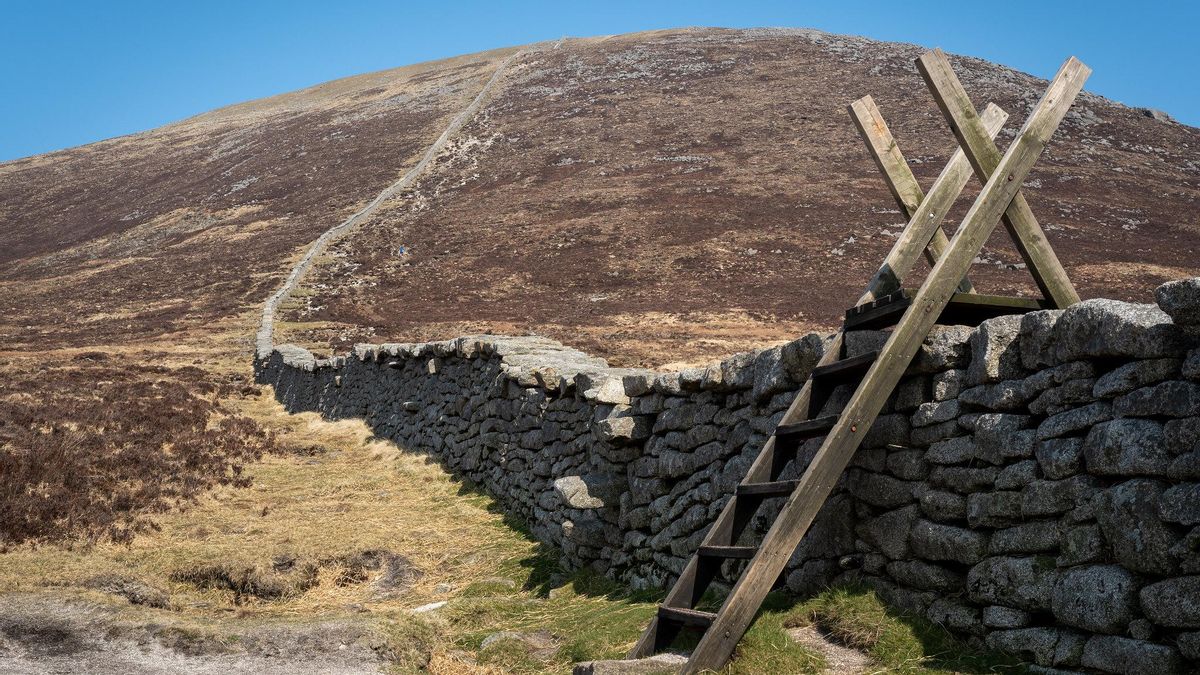 The Mourne Wall recorre toda la cordillera separando las dos vertientes hidrológicas del macizo. El muro mide casi 40 kilómetros.