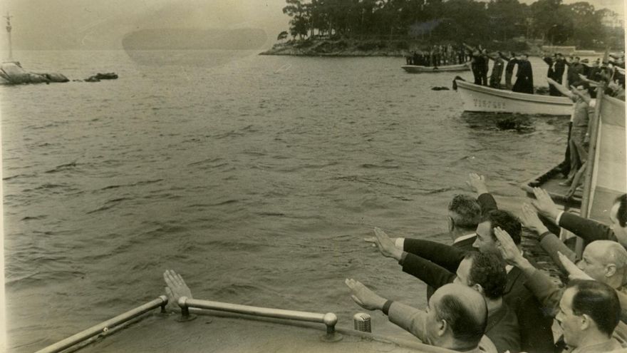 Actos en memoria de caídos frente al campo de concentración de la Illa de San Simón en 1950.