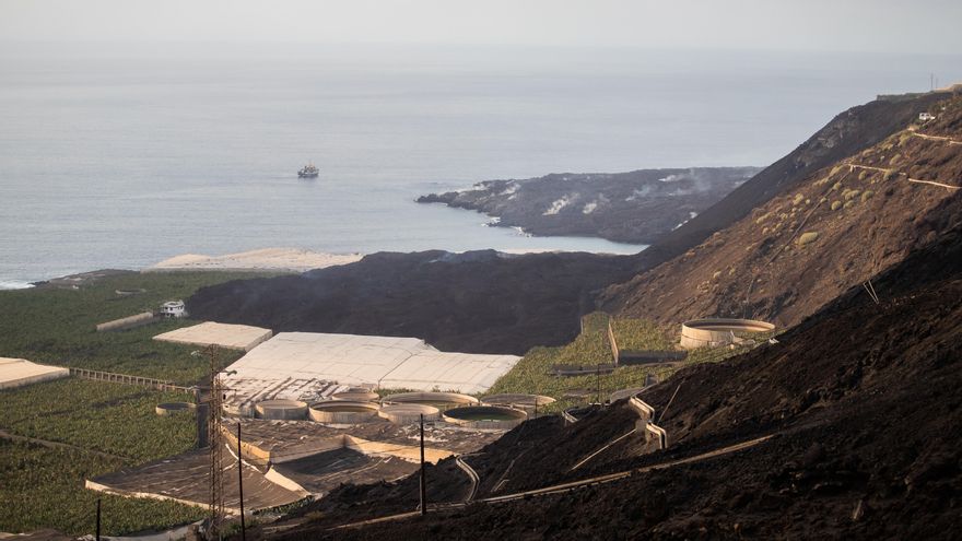 La emergencia del volcán impone dos desaladoras para regar las plataneras en la isla canaria con más agua